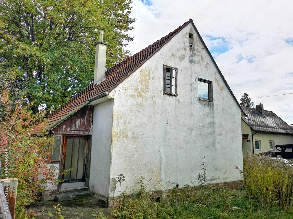Verfallenes, verlassenes und verwachsenes Haus - Lost Place - Mutter Natur holt sich alles zurück