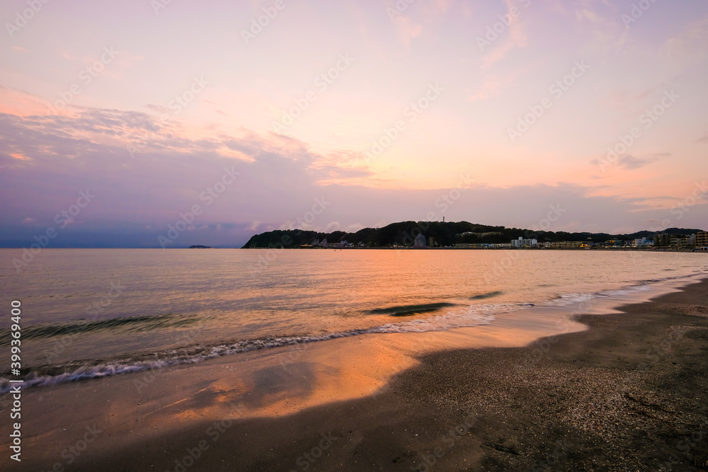 Fototapeta premium 神奈川県逗子海岸の夕日