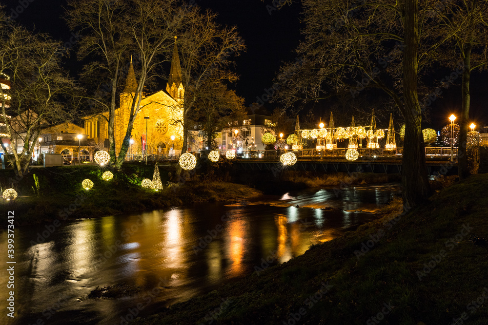 Bad Neuenahr, weihnachtlich beleuchtetes Ahrufer