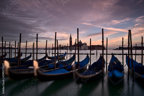 Venezia, gondole in piazza San Marco con sullo sfondo la chiesa di San Giorgio maggiore illuminata dal tramonto