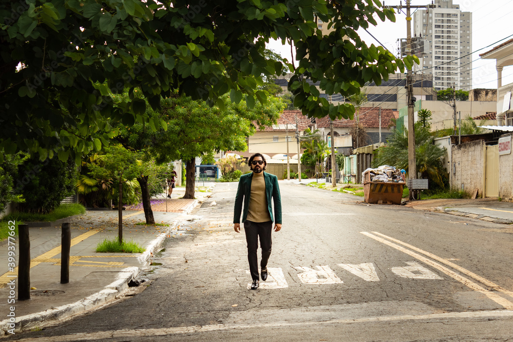 custom made wallpaper toronto digitalHomem elegante, usando óculos de sol e blazer, caminhando na rua.