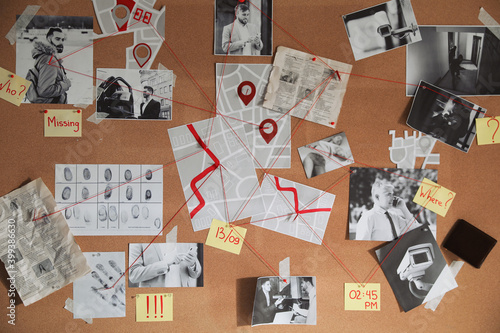 Fotografia Detective board with crime scene photos and red threads, closeup