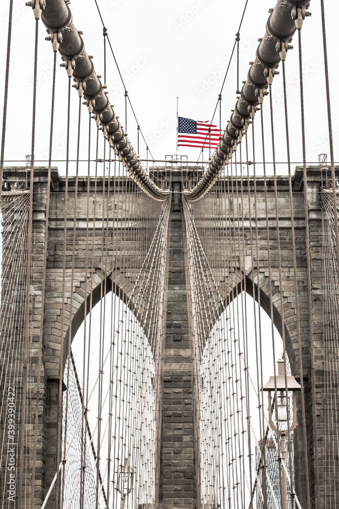 Obraz premium Symmetry of Brooklyn Bridge, New York
