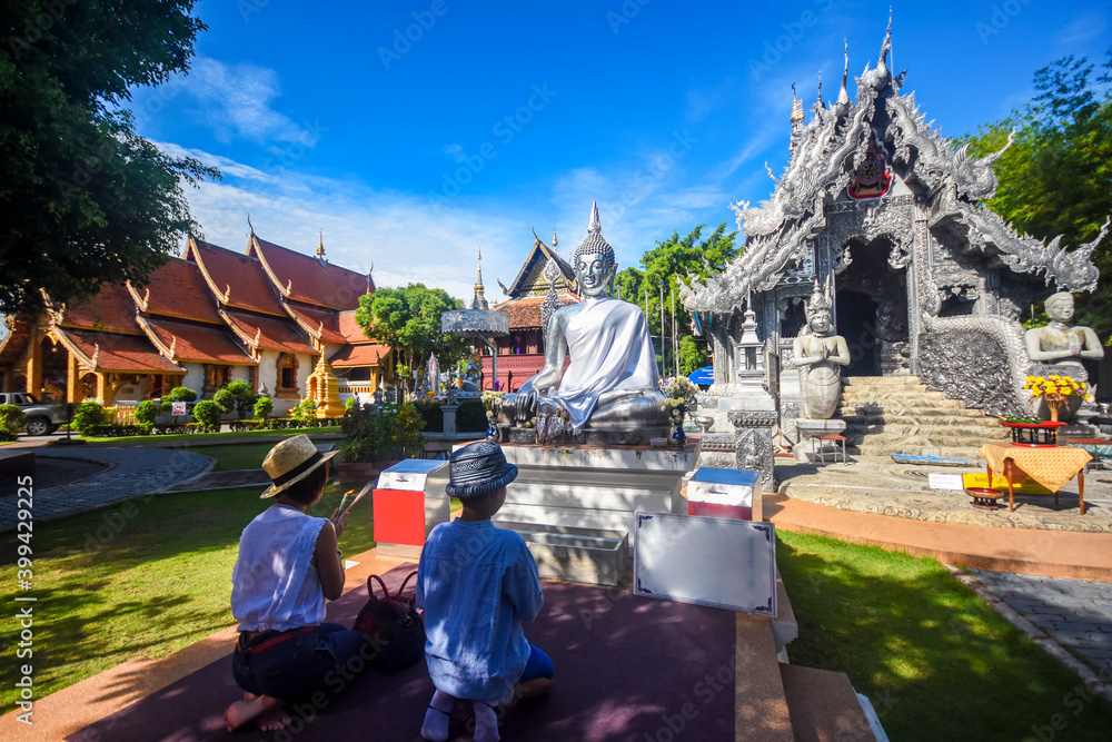 Obraz premium Asian people to pay respect to Buddha in Chiang Mai temples North of Thailand.