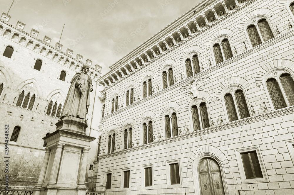Obraz premium Piazza Salimbeni in historical city Siena, Tuscany, Italy.