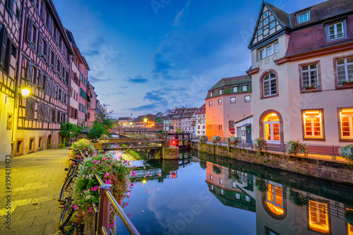 Fototapeta Naklejka Na Ścianę i Meble -  Old town water canal of Strasbourg, Alsace, France. Traditional half timbered houses of Petite France at dawn