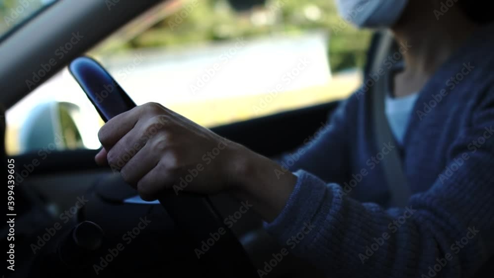 運転をする女性 運転をする女性