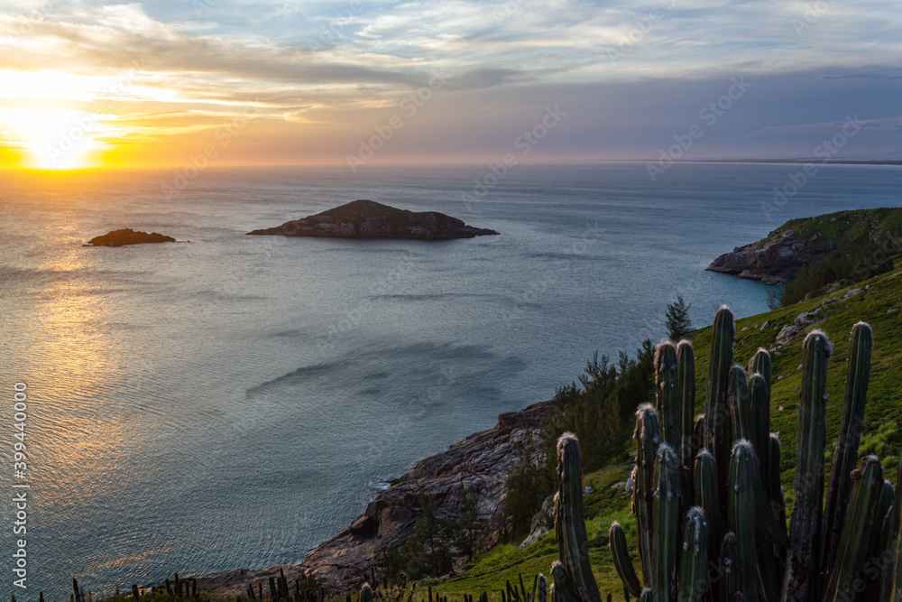 Pôr do Sol no mirante do Pontal do Atalaia em Arraial do Cabo Stock 写真 ...