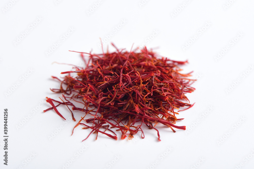 Naklejka premium A close-up picture of saffron on a white background