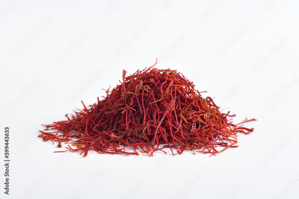 Naklejka premium A close-up picture of saffron on a white background
