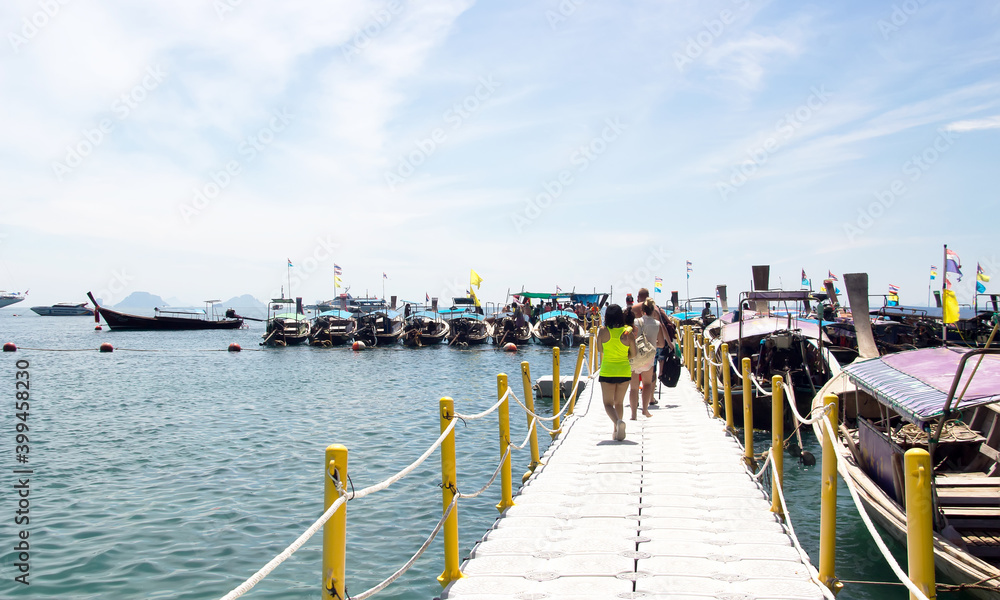 Obraz premium bridge on ocean beach for passenger