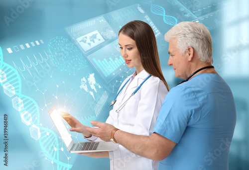 Doctors using virtual scree...