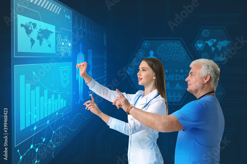 Doctors using virtual scree...