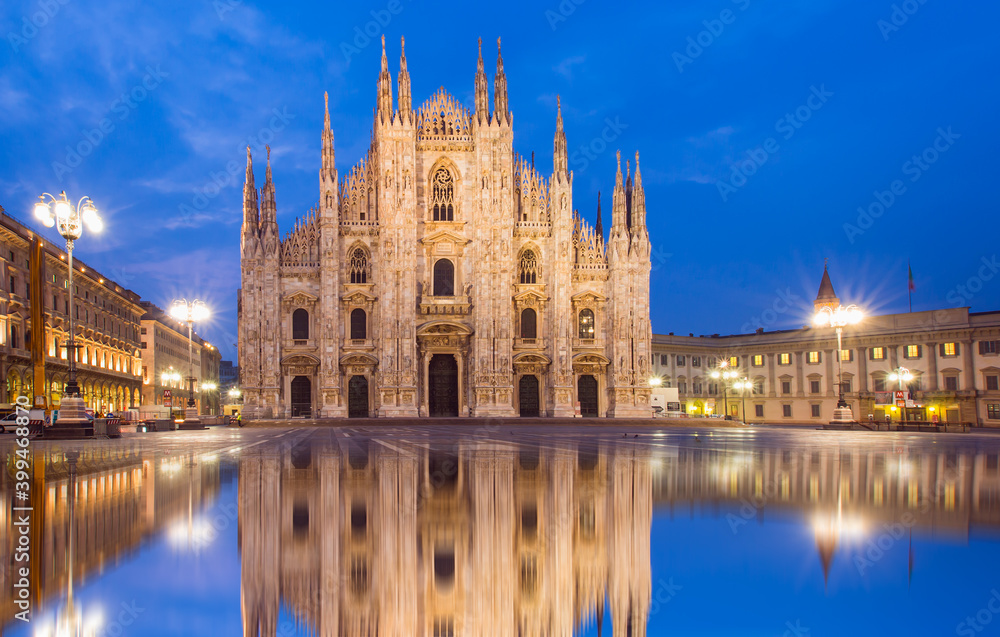 Fototapeta premium Milan Cathedral - (Duomo di Milano (Milan Cathedral) and Piazza del Duomo in Milan)