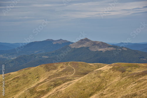Fototapeta Naklejka Na Ścianę i Meble -  Polska, Bieszczady. Widok na Połoninę Caryńską, Połoninę Wetlińską i Smerek z Tanicy.