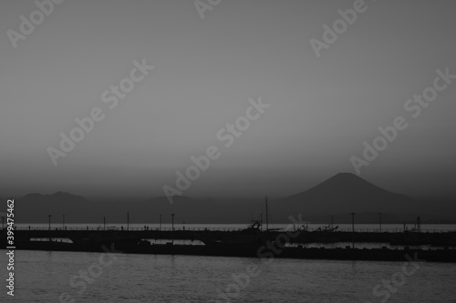 オールドレンズで撮影した湘南から望む富士山 © Kazu8