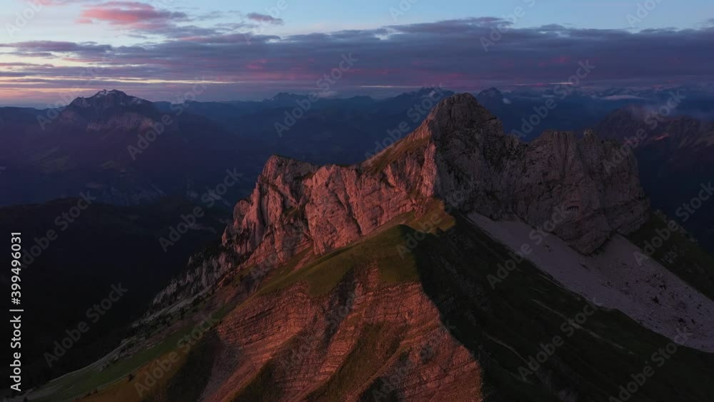 Vue aérienne par drone du coucher de soleil à la petite Sambuy avec vue sur le lac d'Annecy, Haute Savoie, France Vue aérienne par drone du coucher de soleil à la petite Sambuy avec vue sur le lac d'Annecy, Haute Savoie, France