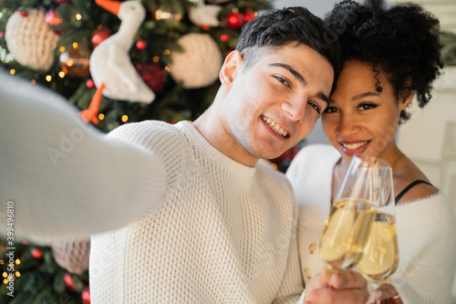 Papier peint a young couple take a selfie