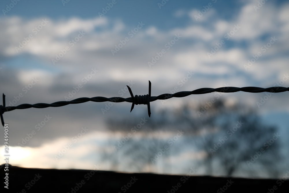 Freiheit Symbol Stacheldraht am Abend Freiheit Symbol Stacheldraht am Abend