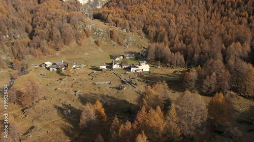 Vue aérienne par drone du hameau de Monal en Savoie, France
