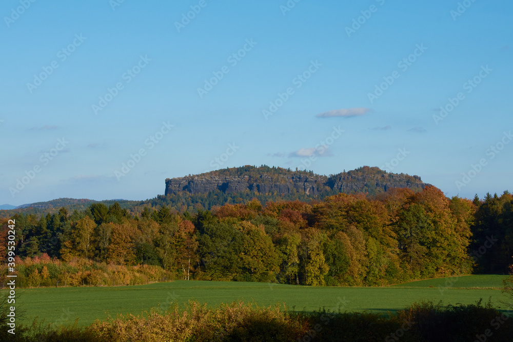 Blick zum Pfaffenstein in der Sächsischen Schweiz Blick zum Pfaffenstein in der Sächsischen Schweiz