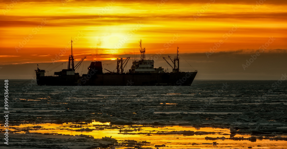 Fototapeta premium boat at sunset