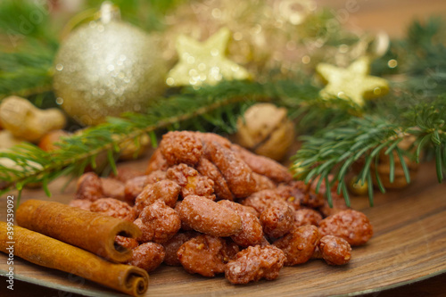 Obraz na plátně Roasted almonds in christmassy dekoration