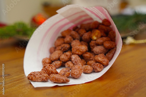 Foto Roasted almonds in christmassy dekoration