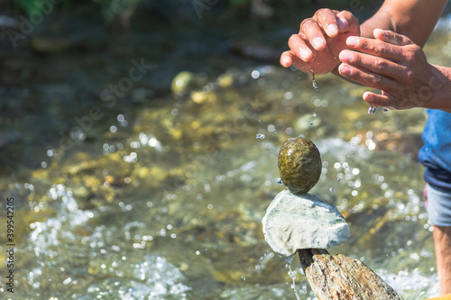 equilibrio de piedras en la naturaleza, arte natural, meditacion y yoga para el alma