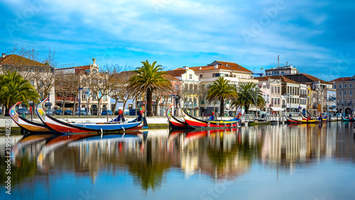 Ria de Aveiro com barcos moliceiros. Aveiro, Portugal