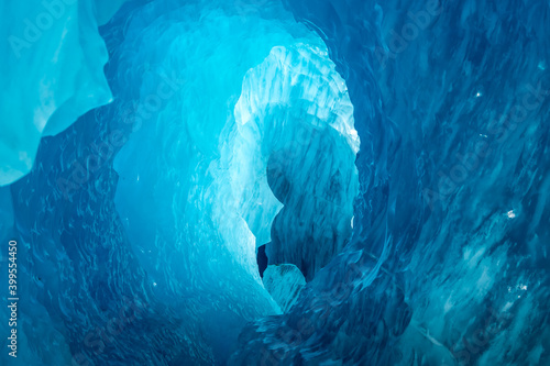 Fotografia Exploring the blue ice cave during the Tasman Glacier Heli Hike Tour in Mt Cook National Park of New Zealand