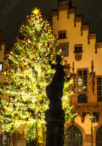 Foto Christmas market in Frankfurt am Main with christmas tree in front of the Römer