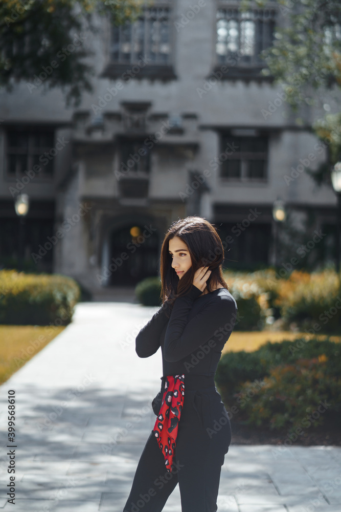 Fototapeta premium stylish girl wearing all black walking in Chicago during fall