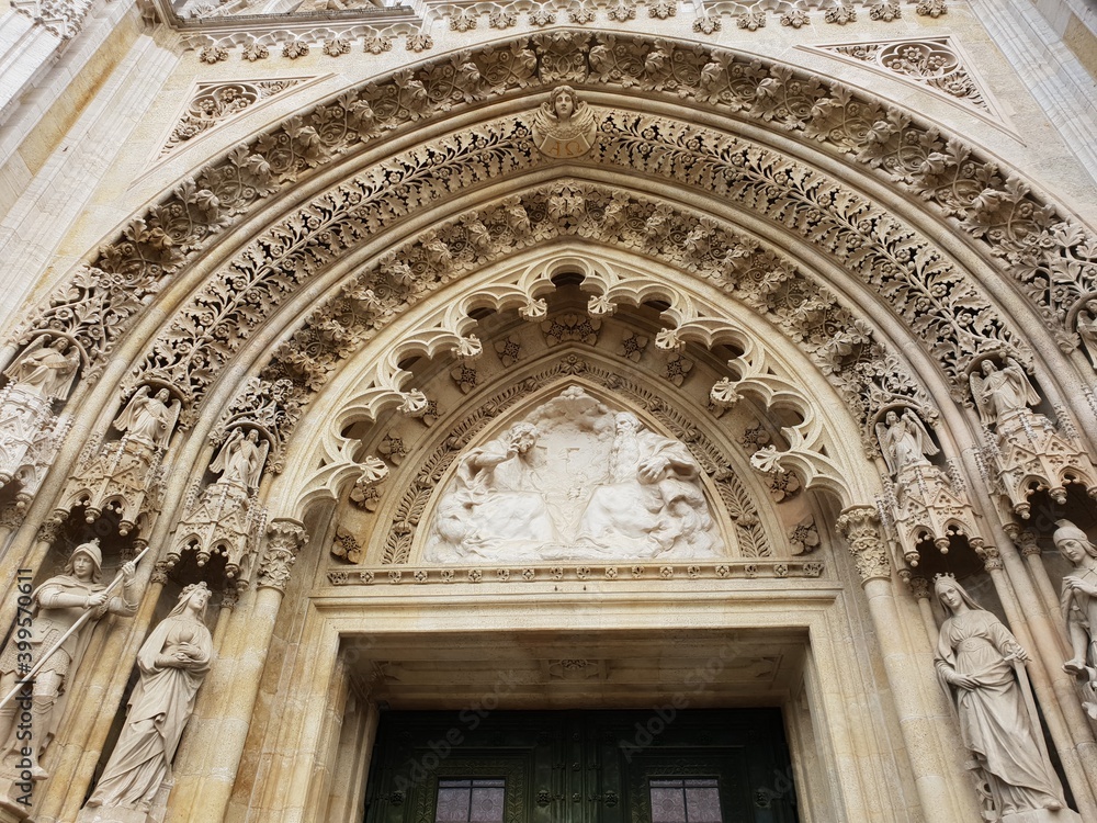 Eingangsportal zur Kathedrale von Zagreb, Kroatien
entrance to the cathedral of zagreb, croatia