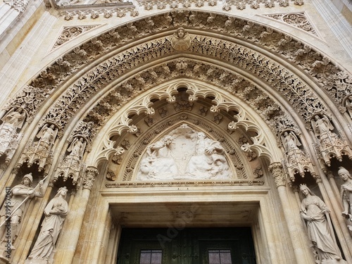 Eingangsportal zur Kathedrale von Zagreb  Kroatien entrance to the cathedral of zagreb  croatia