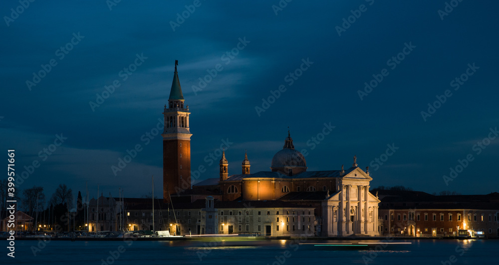 Obraz premium St. George Island in Venetian lagoon in nightlight