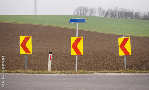 Obacht - Verkehrszeichen warnen vor scharfer Kurve