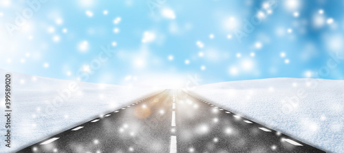 Straße in Winterlandschaft mit Schneeflocken