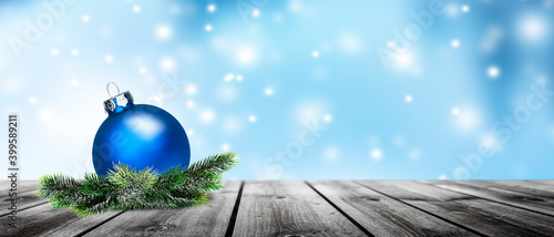 Blaue Weihnachtskugel auf altem Holztisch