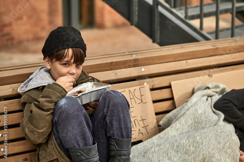 Foto abandoned caucasian kids in city streets, ask for money and help, poor and dirty