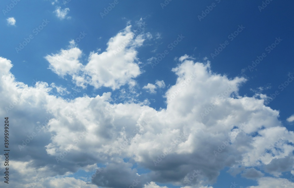 Obraz premium Blue sky with white fluffy clouds