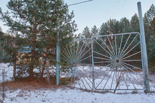 Schilderij op canvas Slanted Gate of the abandoned young pioneer camp.