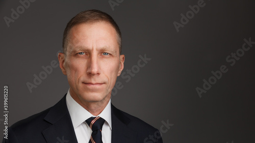 Fotografiet Portrait of a serious man in suit and tie looks at the camera