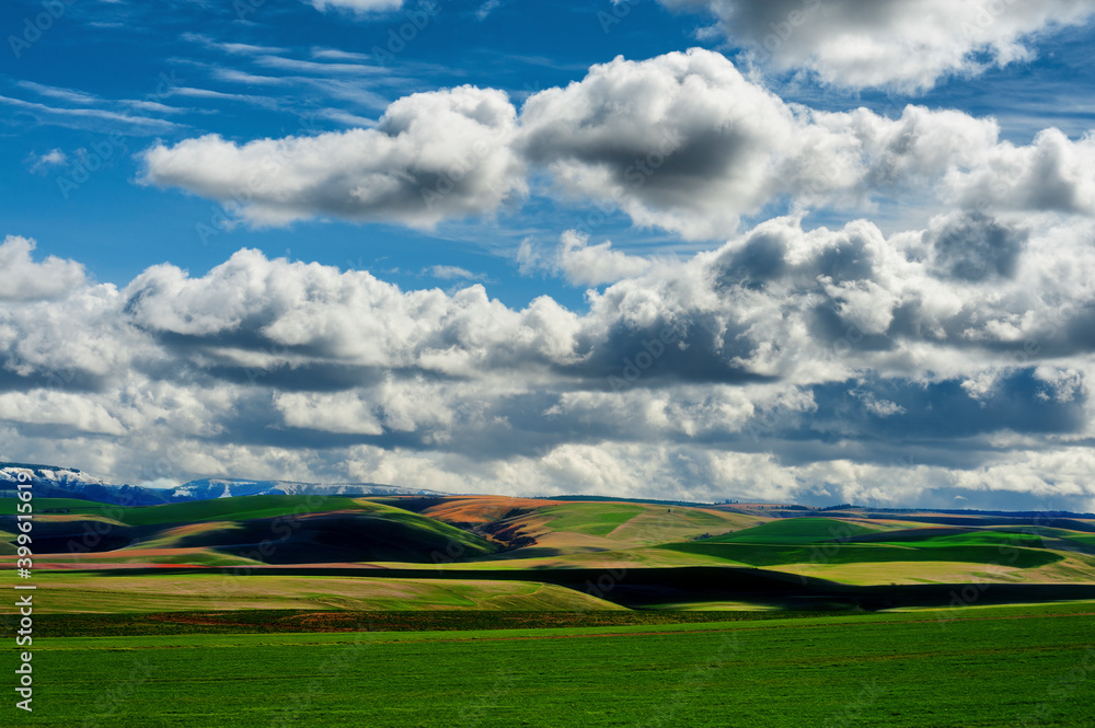 Obraz premium Eastern Oregon Landscape under Cloudy Skies