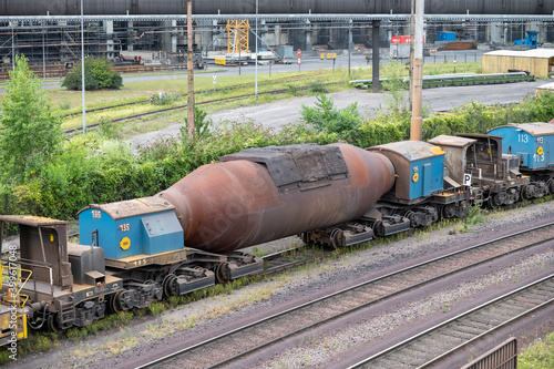 Schwerer Torpedopfannenwagen in einem Stahlwerk als Güterzug photo