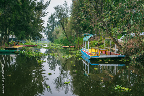 Trajineras en los canales de Xochimilco en México