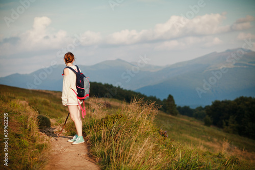 Dziewczyna z plecakiem wędruje popularnym górskim szlakiem po Połoninie Caryńskiej, Bieszczady, Polska