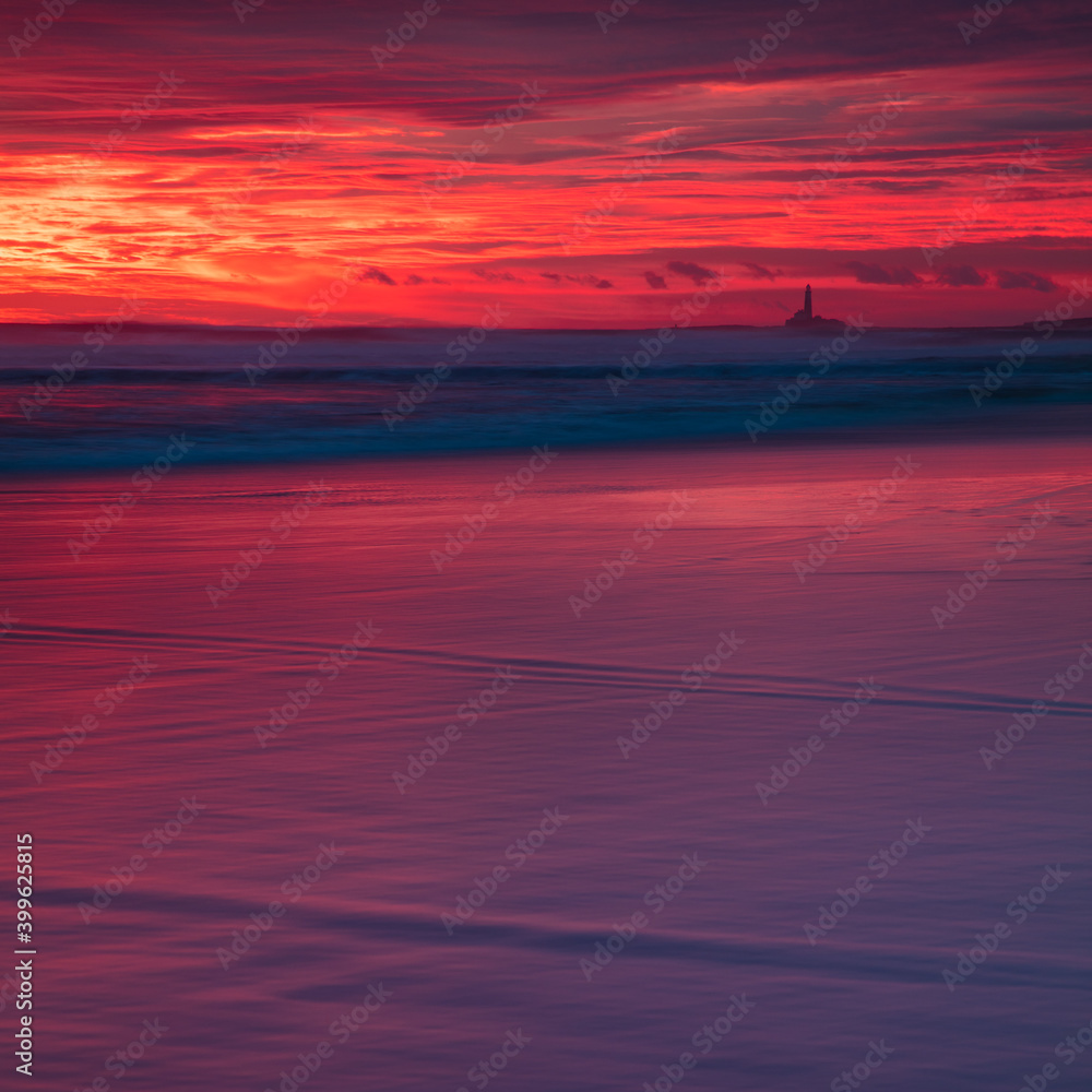 Obraz premium Colourful sunrise over Blyth Beach on the coast of Northunberland, England, UK. On a cold winter morning.