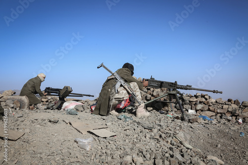 Obraz na płótnie Soldier fighting in the ranks of the legitimate army against Al-Houthi militia in the West of Taiz City