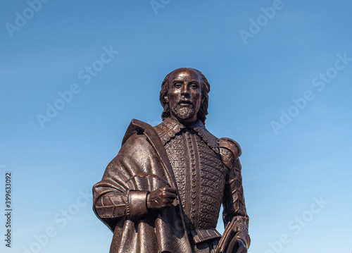 Statue of WIlliam Shakespeare in the middle of Stratford Upon AVon